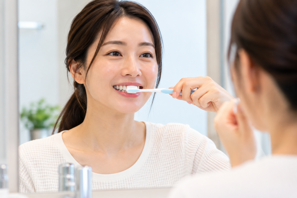 鏡を見ながら丁寧に歯磨きをする様子