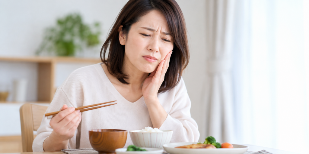 食事で噛んだときに奥歯の痛みを感じている患者
