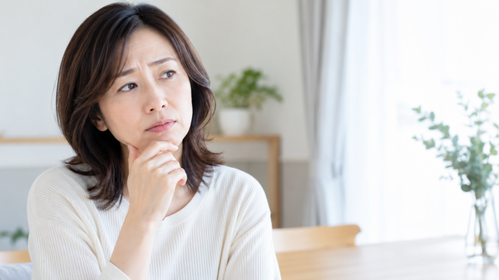 久しぶりに歯医者へ行こうか迷っている女性